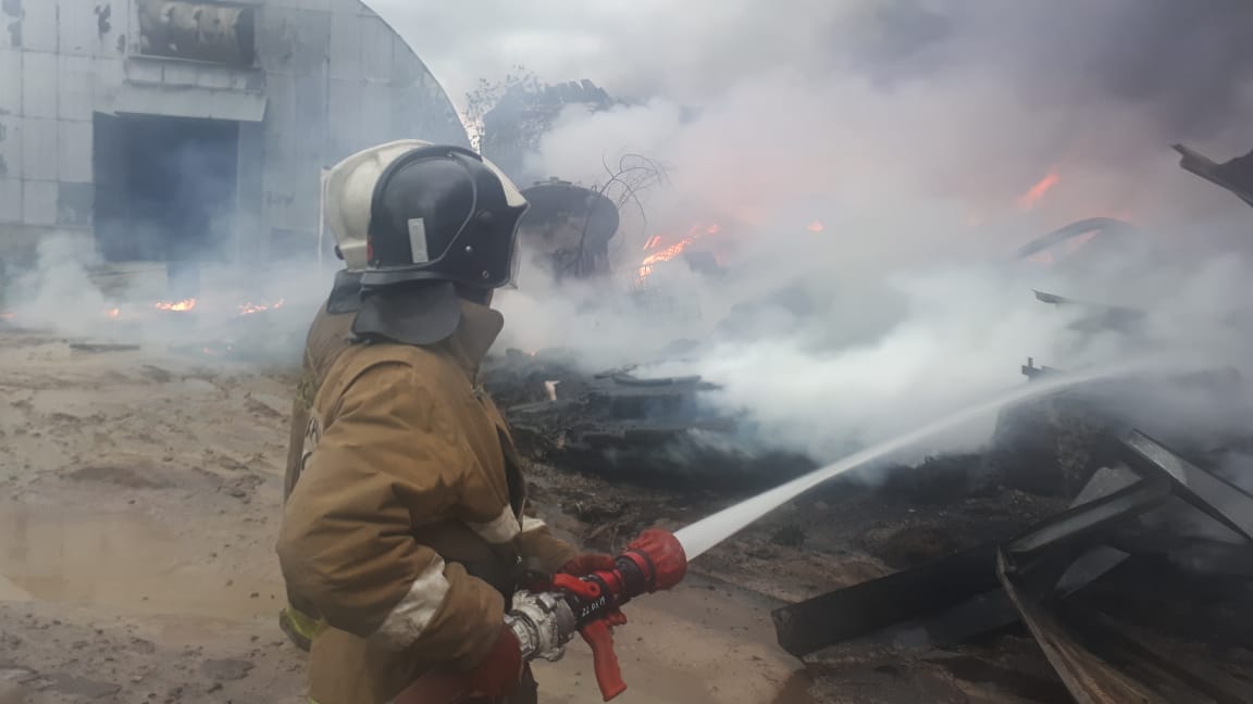 Три часа пожарные боролись с огнем под Екатеринбургом