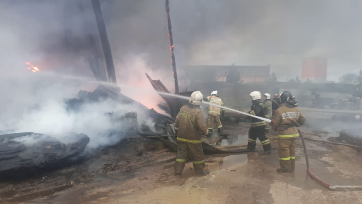 Три часа пожарные боролись с огнем под Екатеринбургом