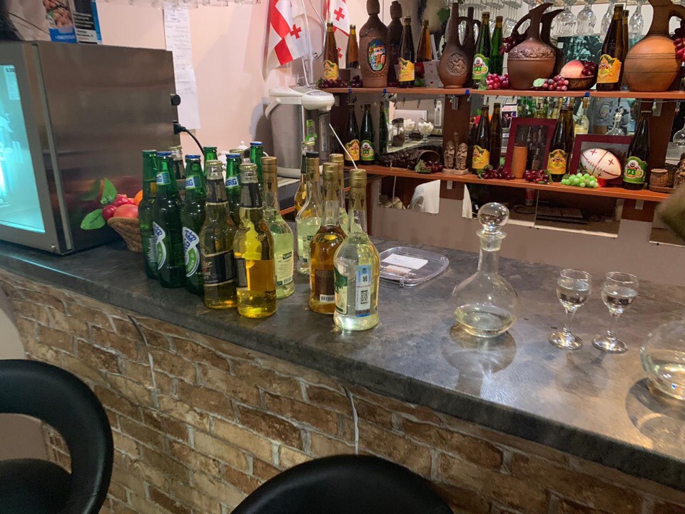 В Екатеринбурге сотрудники полиции изъяли чачу и вино из грузинского кафе (ФОТО)