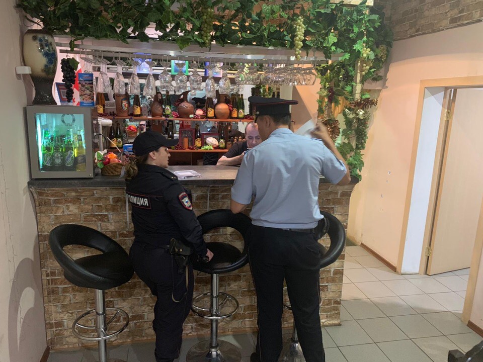 В Екатеринбурге сотрудники полиции изъяли чачу и вино из грузинского кафе (ФОТО)