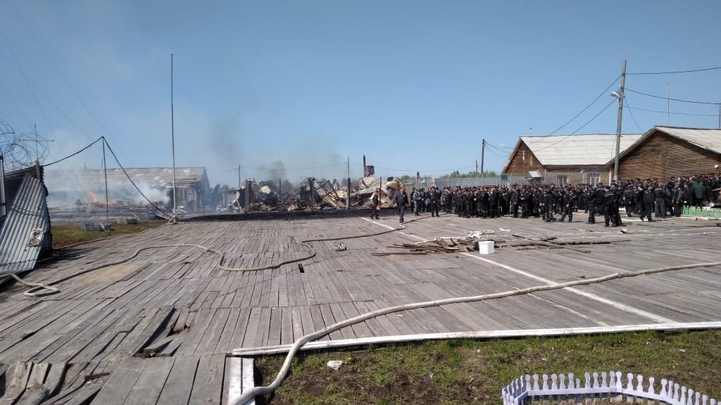 На место вылетел вертолёт Ми-8: в Свердловской области загорелась исправительная колония