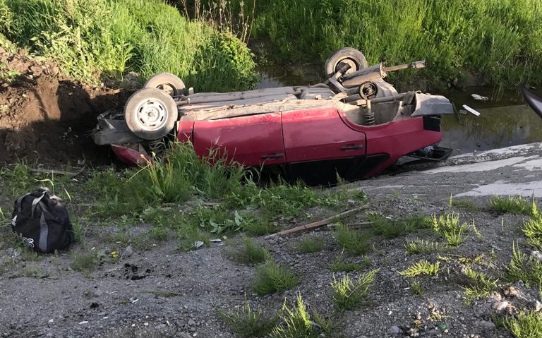 Оба опрокинулись: на Серовском тракте столкнулись два автомобиля
