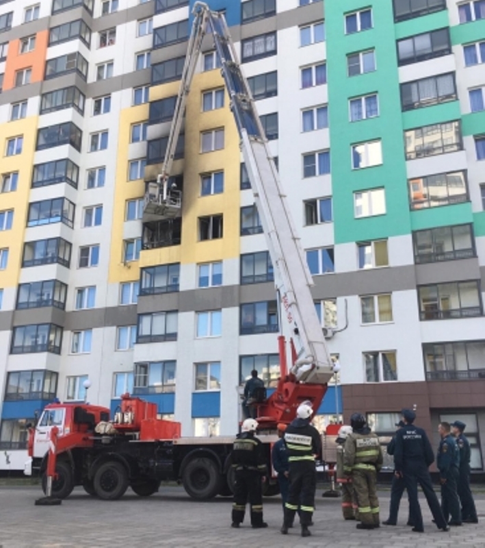 Жителей эвакуировали: в Екатеринбурге на Академическом загорелась квартира