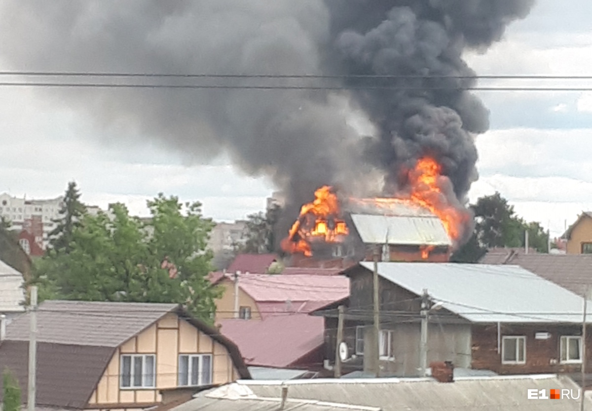 В Екатеринбурге сгорел «дворец» в Цыганском поселке