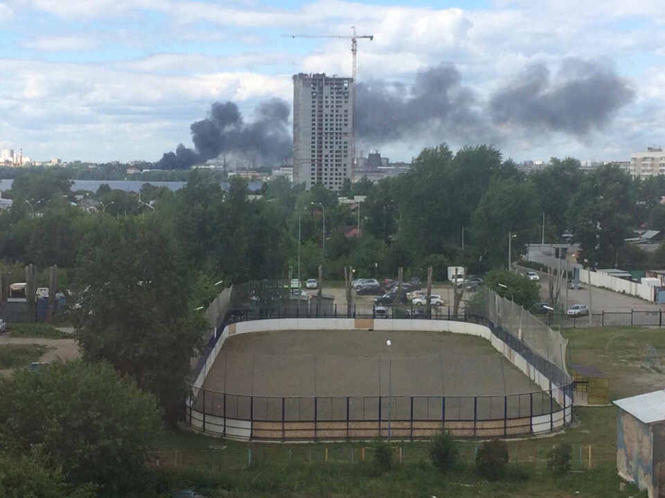 В Екатеринбурге горят склады на Сортировке