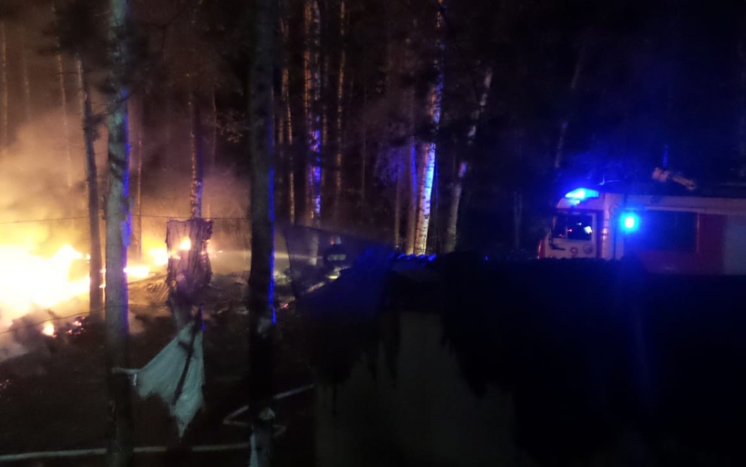 Ночью в Екатеринбурге в ЦПКиО им. Маяковского произошёл пожар. Сгорела конюшня