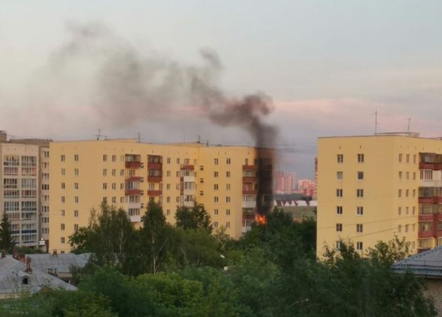 Выпрыгнул с 4 этажа: в Екатеринбурге загорелся балкон многоэтажки
