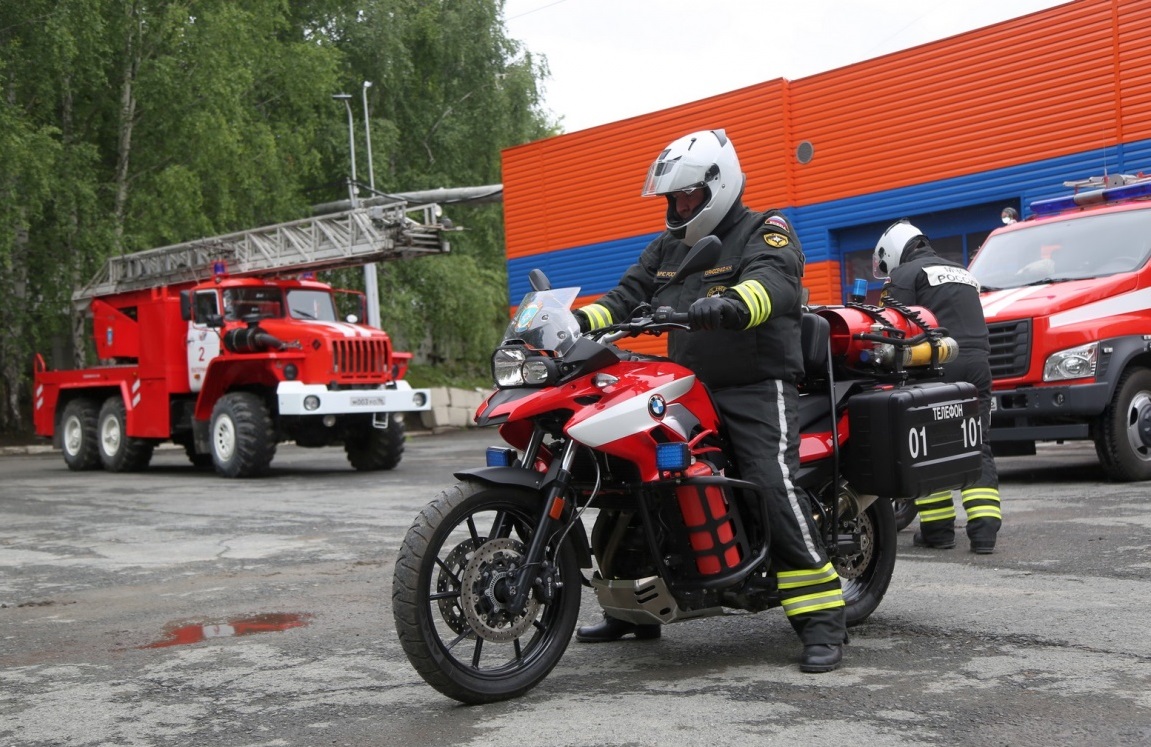 Бригада МЧС показала журналистам свои новые мотоциклы