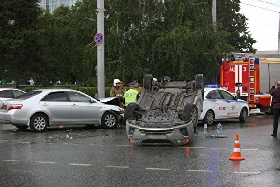 В самом центре Екатеринбурга в ДТП перевернулся автомобиль