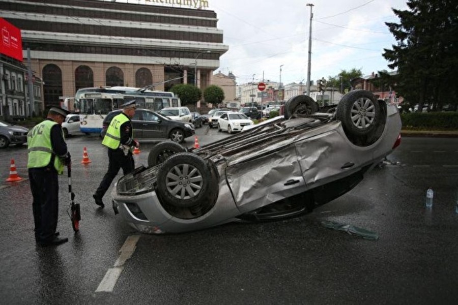В самом центре Екатеринбурга в ДТП перевернулся автомобиль
