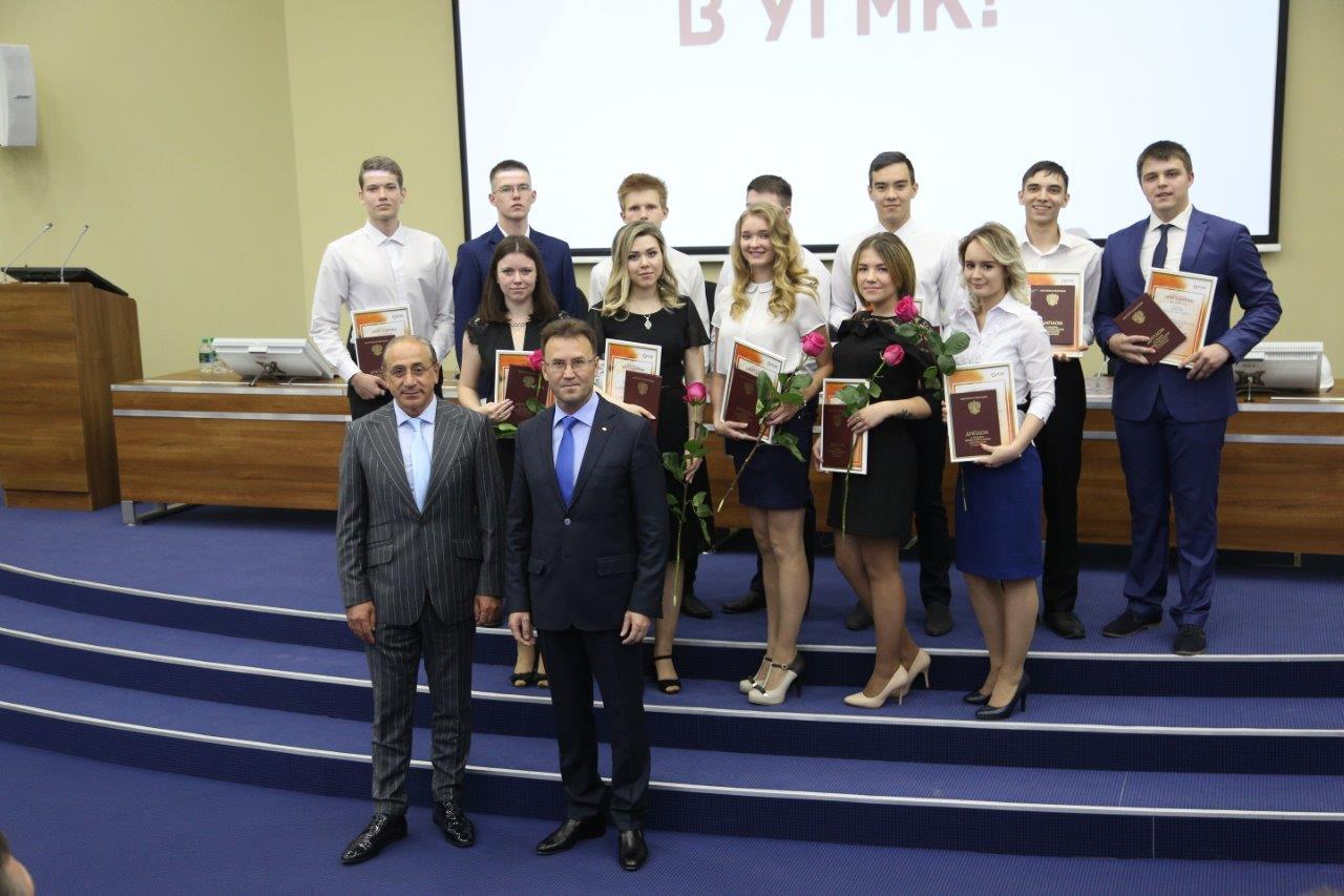 Выпускникам техникума «Юность» вручили дипломы и приглашения на работу в УГМК