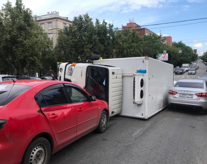 На Первомайской в Екатеринбурге перевернулся грузовик