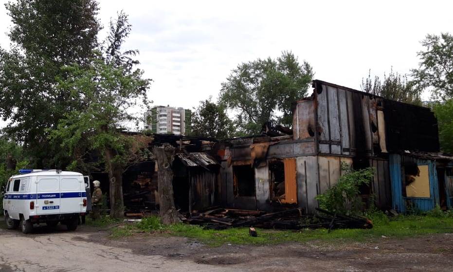 В Екатеринбурге в сгоревшем прошедшей ночью доме обнаружены тела трёх человек