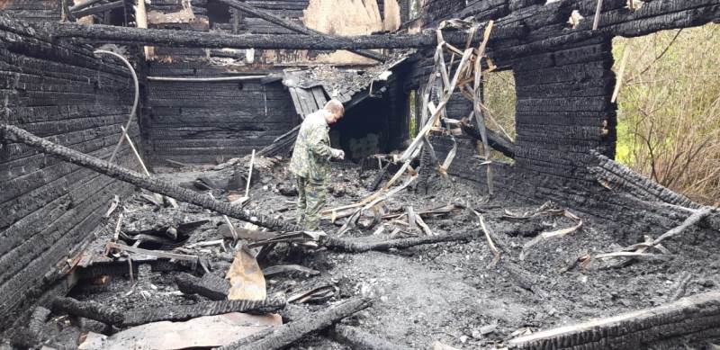 В Екатеринбурге в сгоревшем прошедшей ночью доме обнаружены тела трёх человек