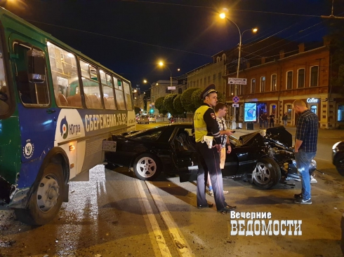 В Екатеринбурге произошло ДТП с участием Toyota Supra и 056 автобуса
