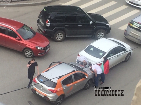 В центре Екатеринбурга произошло ДТП с участием трех автомобилей (ФОТО)