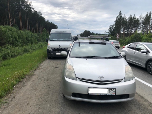 Ребёнка доставили в больницу: в Екатеринбурге столкнулись фургон и легковушка