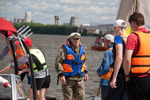 «Это потрясающий день»: в Екатеринбурге ветераны приняли участие в путешествии на яхтах и катерах