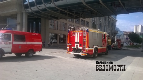Стягивается много машин МЧС: в Екатеринбурге в ЦУМе сработала пожарная сигнализация