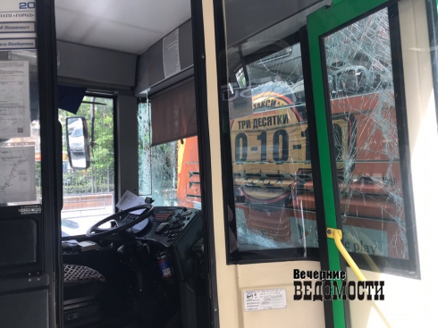 На остановке рядом с Оперным театром в Екатеринбурге столкнулись автобусы