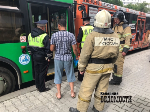 На остановке рядом с Оперным театром в Екатеринбурге столкнулись автобусы