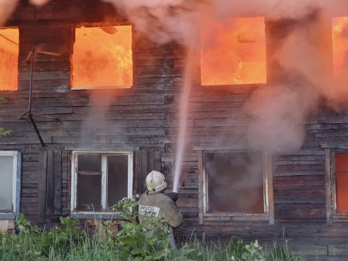 Пристанище для бомжей: в Екатеринбурге загорелся деревянный дом