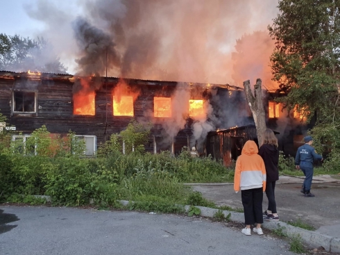 Пристанище для бомжей: в Екатеринбурге загорелся деревянный дом