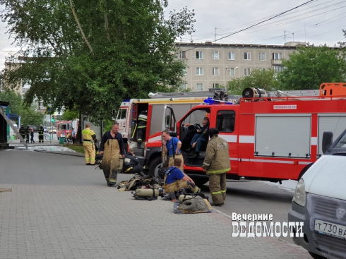 В Екатеринбурге загорелся жилой многоквартирный дом