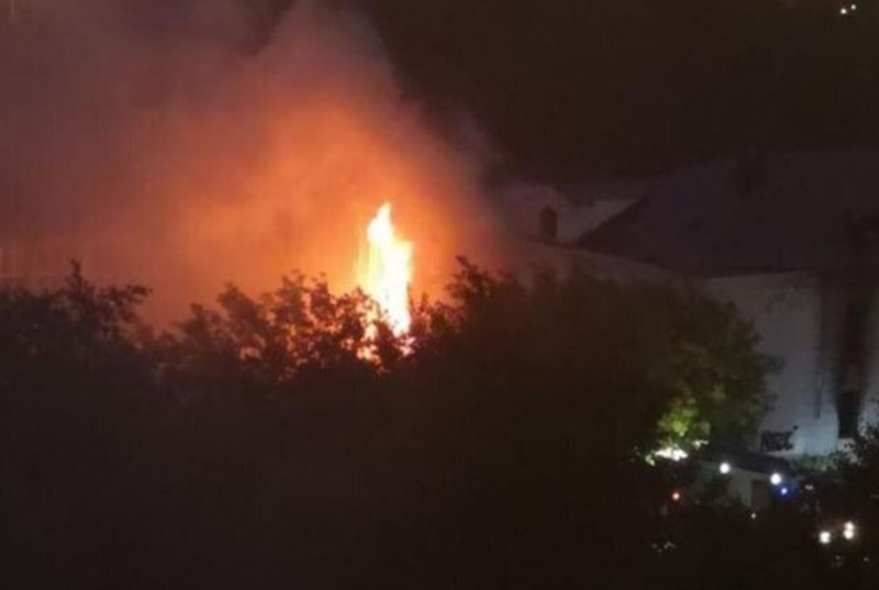 Пожарные потушили здание заброшенной школы на ВИЗе