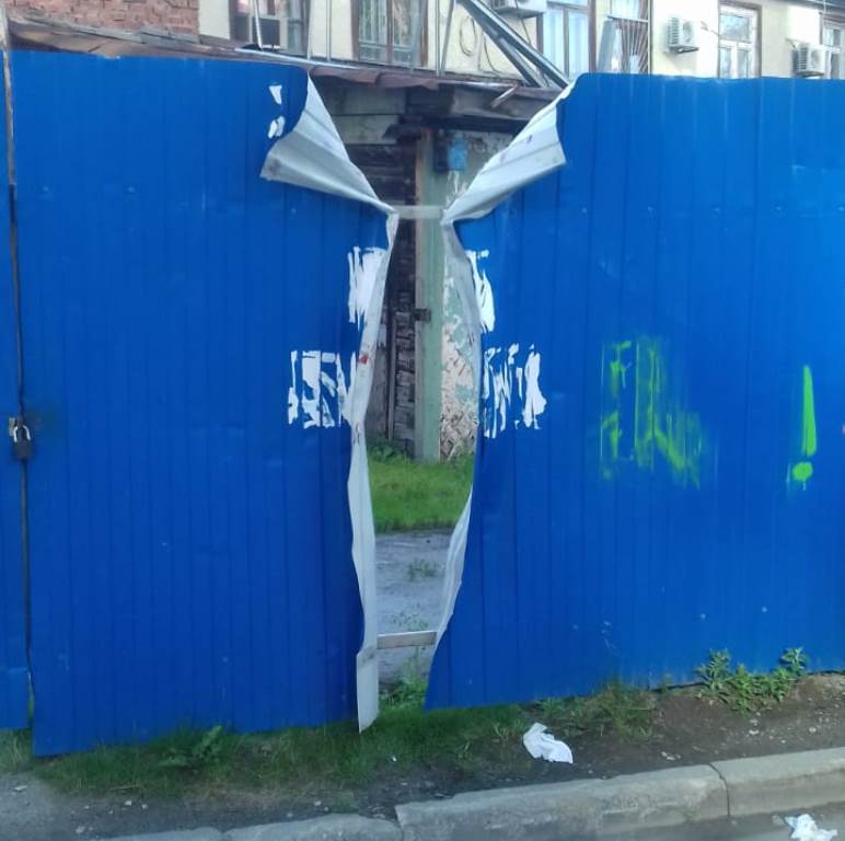 В Екатеринбурге неизвестный устроил погром в ЖК «Аквамарин»