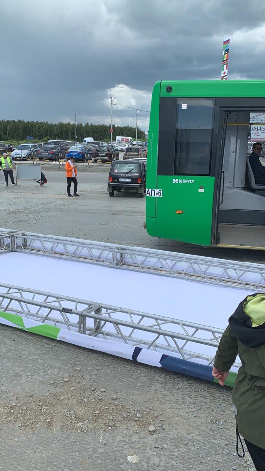 Огромный металлический стенд едва не раздавил автобус на «Иннопроме» (ФОТО)
