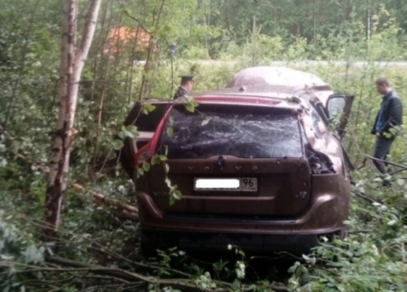 В ДТП на трассе Екатеринбург – Серов водитель вылетел в люк и погиб