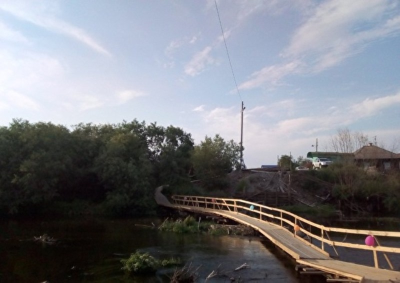 Жители серовского Филькино торжественно открыли самодельную переправу через реку