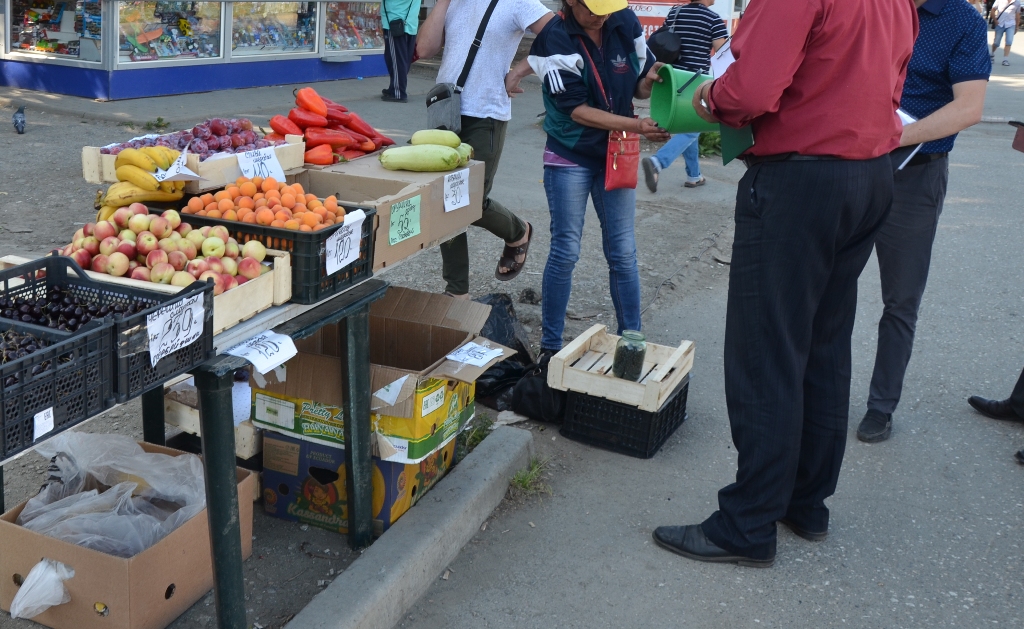 В Екатеринбурге полицейские не реагируют на незаконную уличную торговлю на Эльмаше