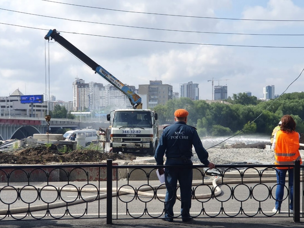 В Екатеринбурге кран-манипулятор задел провода ЛЭП и загорелся. Погиб  человек » Вечерние ведомости