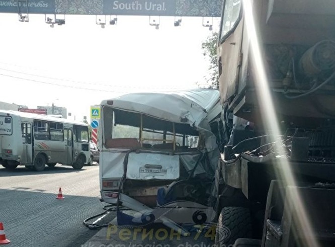 Жуткое ДТП в Челябинске: автокран протаранил три маршрутных автобуса. Есть жертвы