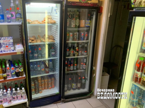 Сотрудники екатеринбургской полиции изъяли пиво и игровой автомат из киоска (ФОТО, ВИДЕО)