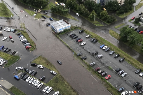 Екатеринбург утонул: ливневый дождь затопил несколько улиц города