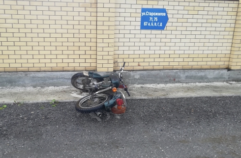 Двух парней госпитализировали: в Екатеринбурге мотоцикл влетел в кирпичный забор и разбился 