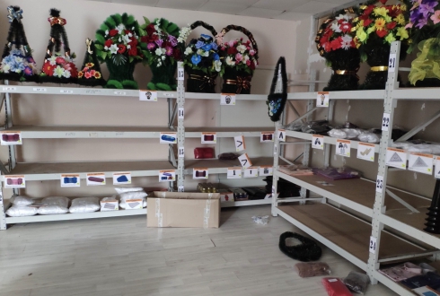 В Екатеринбурге неизвестные украли у ритуальной конторы одежду для покойников