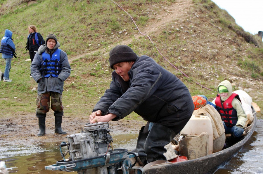 Третьи сутки продолжается операция по поиску мужчины и ребёнка лодки на севере Свердловской области