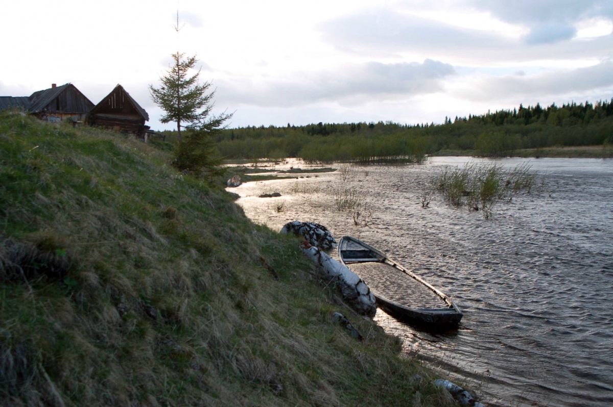 Третьи сутки продолжается операция по поиску мужчины и ребёнка лодки на севере Свердловской области