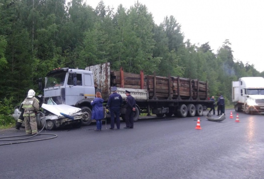 На трассе Екатеринбург – Серов «десятка» влетела под МАЗ. Водитель легковушки погиб