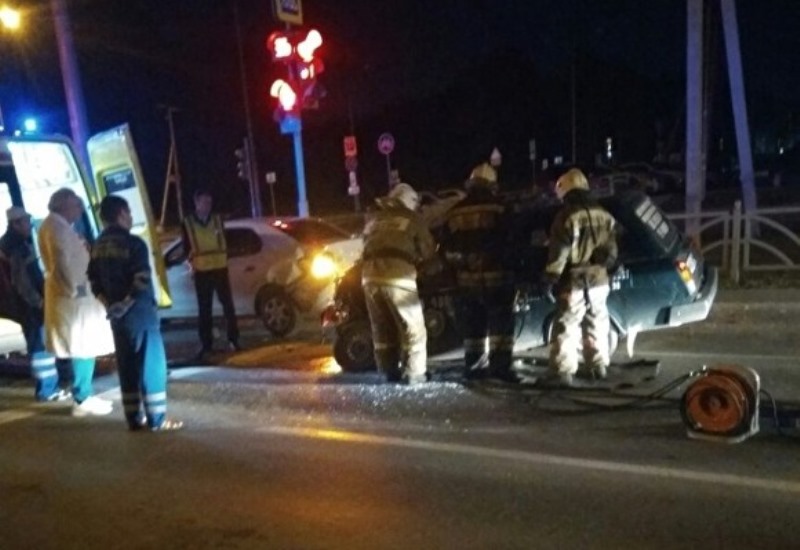 В Екатеринбурге вазовская «четвёрка» протаранила стоявшие на перекрёстке машины. Есть пострадавший