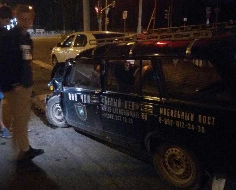 В Екатеринбурге вазовская «четвёрка» протаранила стоявшие на перекрёстке машины. Есть пострадавший