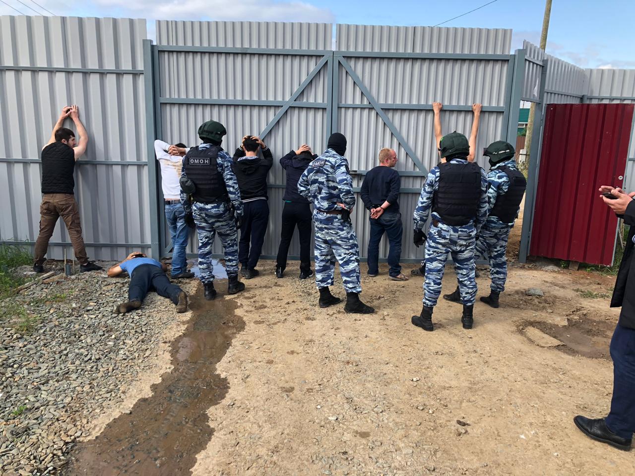 Свердловские силовики пресекли деятельность подпольного цеха по производству контрафактного алкоголя в Белоярке