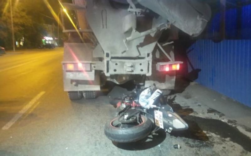 Был слышен сильный скрежет: в Екатеринбурге произошло две аварии с участием байкеров
