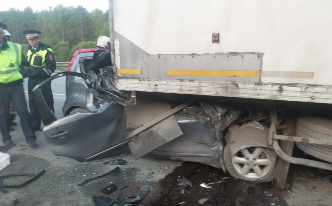 Погиб на месте происшествия: на Серовском тракте водитель легковушки влетел в фуру