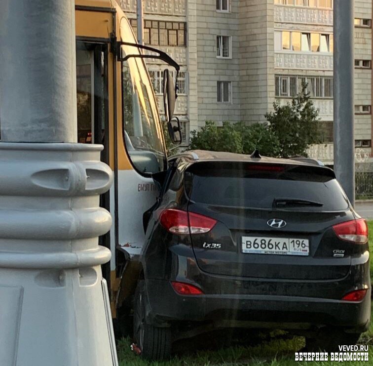 В Екатеринбурге трамвай «протаранил» кроссовер (ФОТО)