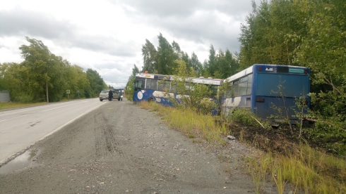 На Урале автобус с пассажирами съехал в кювет. Троих доставили в больницу